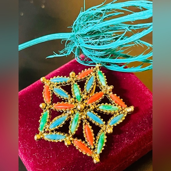 Vintage Five Point Gold Star Brooch - Picture 5 of 6